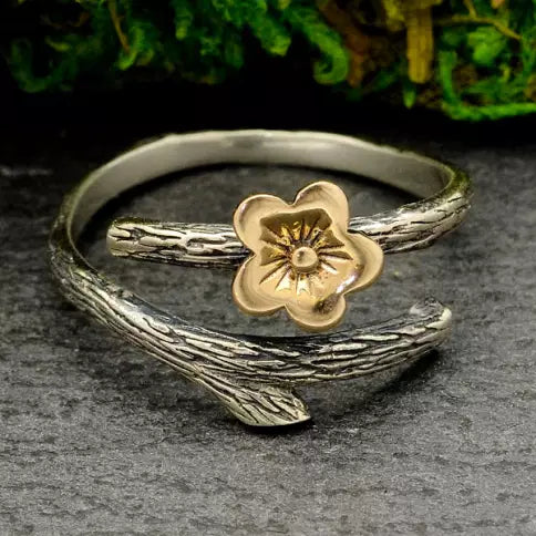 Anillo de rama de plata con flor de cerezo en bronce - Ajustable - 1 pieza